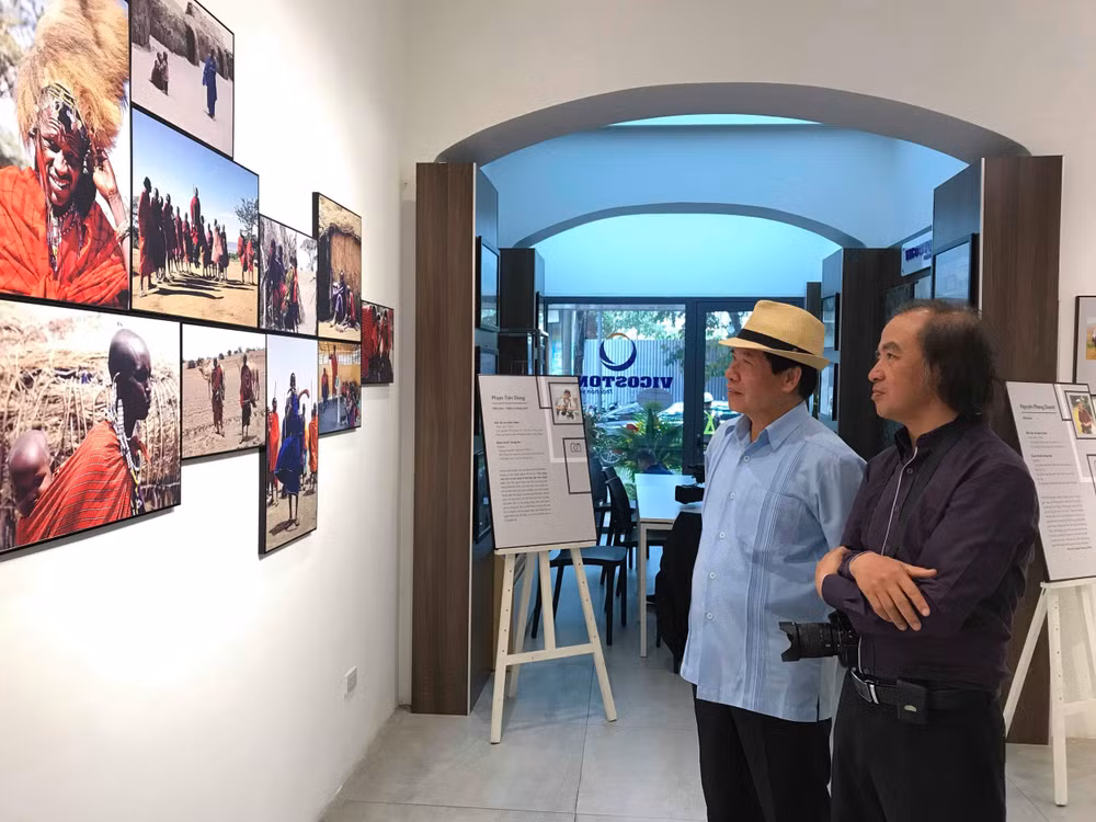 Thưởng lãm câu chuyện về người Maasai của tác giả Phạm Tiến Dũng. Ảnh: Tử Hưng