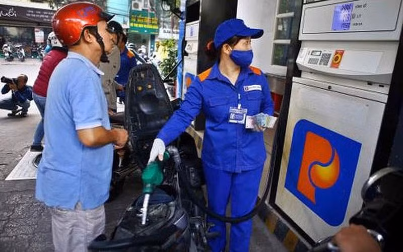 Đây là lần thứ 2 liên tiếp giá xăng được điều chỉnh tăng trên 1.000 đồng/lít trong một đợt điều chỉnh. (Ảnh TL)