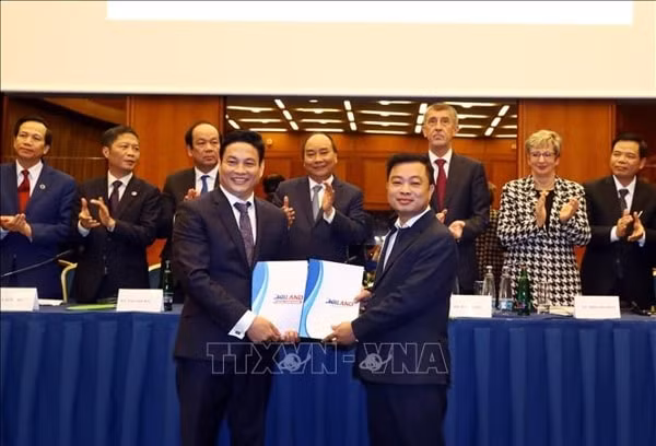 Thủ tướng Nguyễn Xuân Phúc và Thủ tướng Andrej Babis chứng kiến lễ ký kết hợp tác giữa doanh nghiệp hai nước. Ảnh: TTXVN