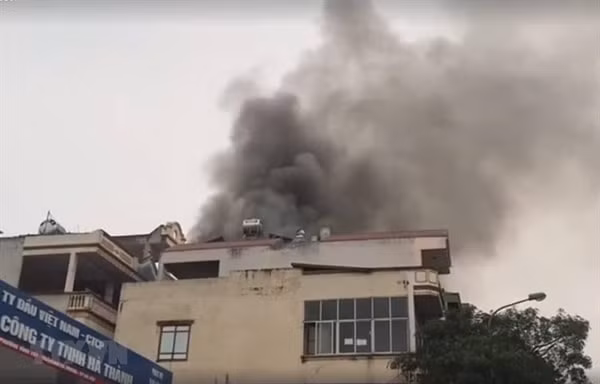 Sáng ngày 11/4, lửa bùng phát và khói bao trùm một ngôi nhà 5 tầng trên phố Lạc Trung, quận Hai Bà Trưng, Hà Nội. Ảnh: Internet