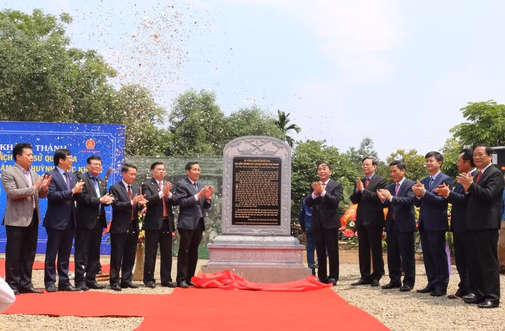 Lãnh đạo Hội Nhà báo Việt Nam cùng các vị quan khách tại Lễ khánh thành Bia tưởng niệm Di tích lịch sử Quốc gia Trường dạy làm báo Huỳnh Thúc Kháng.
