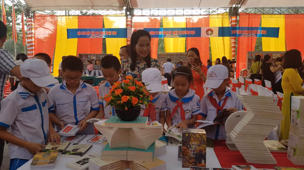 Các đại biểu và đông đảo bạn đọc tham quan các gian hàng trưng bày, triển lãm sách. Ảnh PV