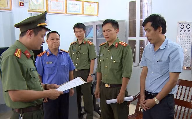 Cơ quan An ninh điều tra Công an tỉnh Sơn La đọc lệnh khởi tố, bắt tạm giam bị can Đặng Hữu Thủy - nguyên Phó Hiệu trưởng Trường THPT Tô Hiệu, Ủy viên Tổ chấm thi trắc nghiệm). Ảnh: Báo dansinh