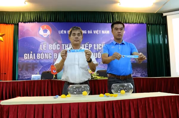 Các đội tham dự bốc thăm. Ảnh: Lâm Dương