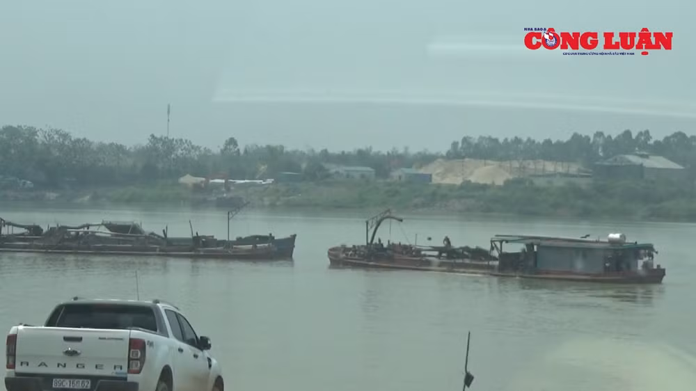 Những con tàu hút cát không gắn biển hiệu hoạt động khai thác cát tại khu vực bến khách ngang sông Hồng thuộc xã Tân Châu, huyện Khoái Châu.