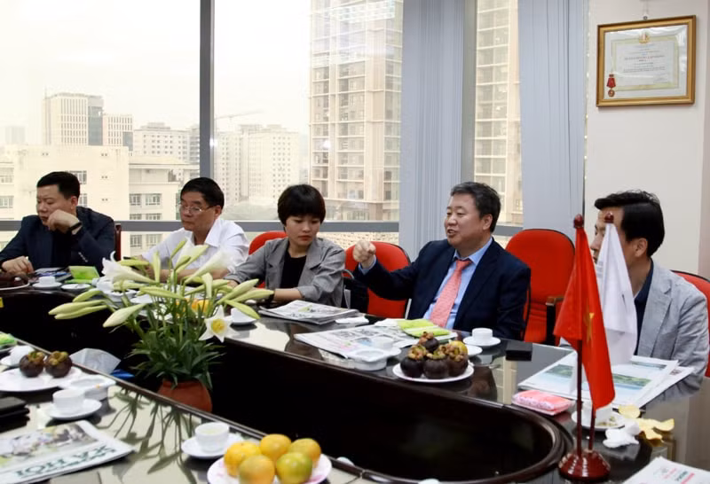 Ông Jung Kyu – Sung, Chủ tịch Hội Nhà báo Hàn Quốc chia sẻ những kinh nghiệm hoạt động báo chí tại Hàn Quốc. Ảnh: PV