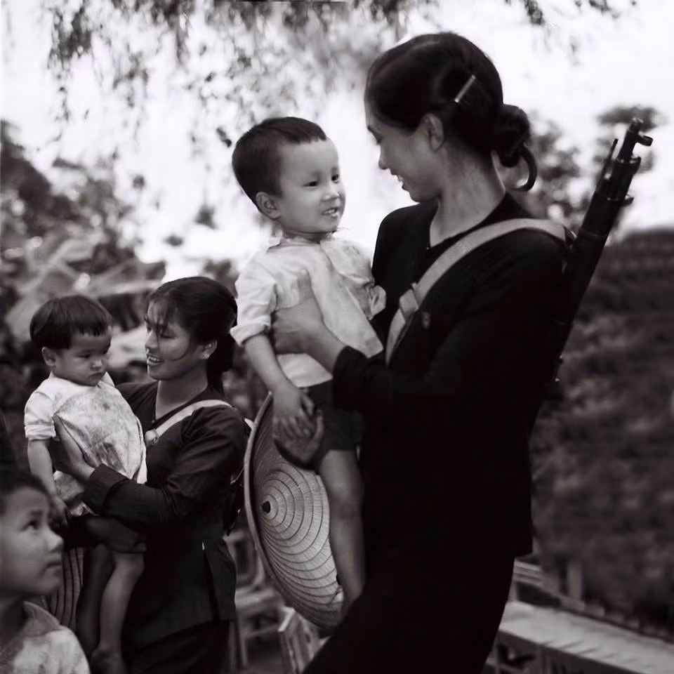 Đón con sau giờ trực chiến ở Hải Dương, năm 1967. Ảnh: Mầu Hoàng Thiết