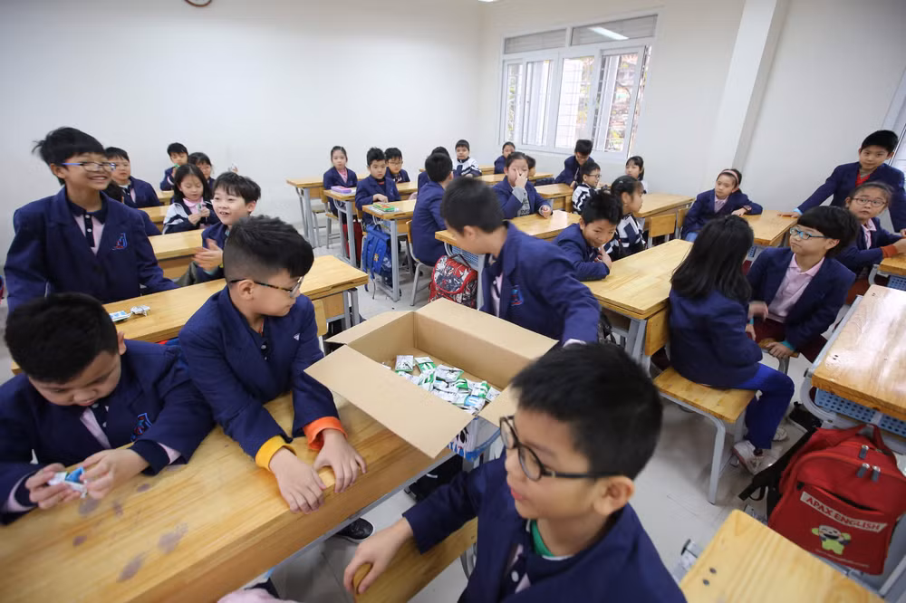 Các bé gấp dẹp vỏ hộp sau khi uống sữa học đường đã còn hình thành một thói quen rất tốt cho trẻ luôn có ý thức bảo vệ môi trường sống
