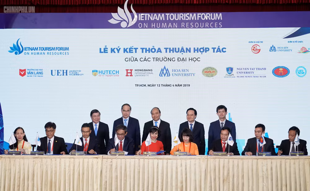 Thủ tướng Nguyễn Xuân Phúc cùng lãnh đạo các bộ, ngành chứng kiến lễ ký kết hợp tác giữa các trường đại học và doanh nghiệp tại diễn đàn. Ảnh VGP
