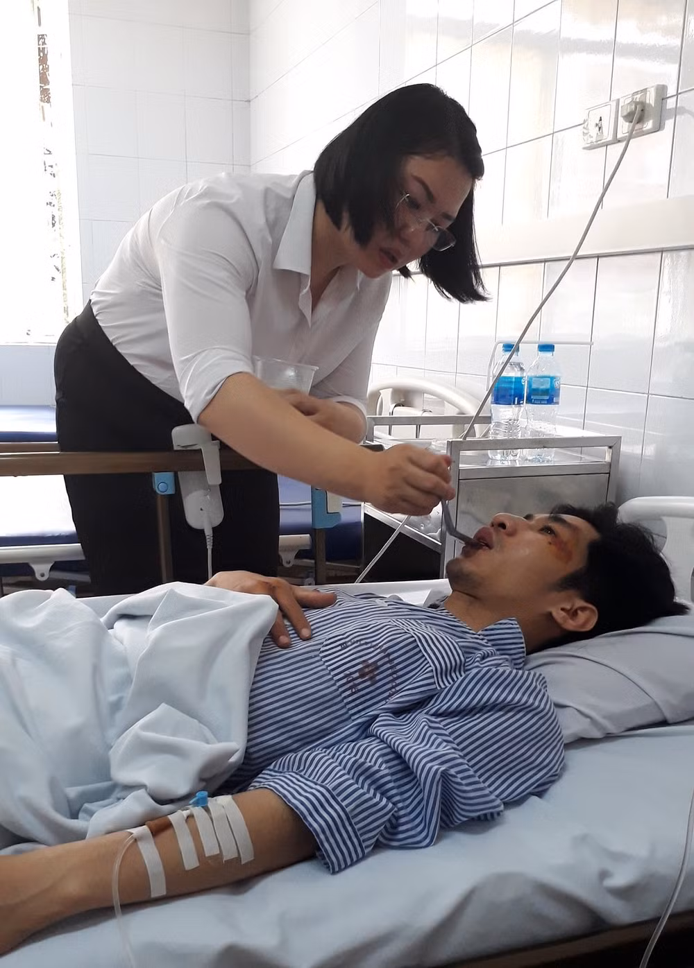 Chị S. – người nhà của nữ tài xế H. đang chăm sóc anh Trần Trung M. (Hà Nội). Hiện sức khỏe của anh dần ổn định trở lại, anh đã có thể tự mình di chuyển nhẹ nhàng. Ảnh: QT