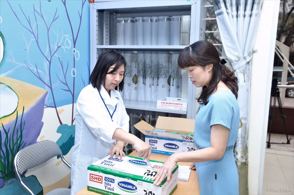 Trường tiểu học Cát Linh, Hà Nội là một trong những trường có kế hoạch rất cụ thể, bài bản và chặt chẽ trong công tác giao, nhận sữa trước và sau khi cho trẻ uống sữa