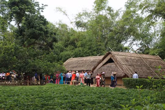Mỗi năm, Khu di tích Kim Liên đón hàng triệu lượt khách trong và ngoài nước tham quan. Ảnh: Kim Long