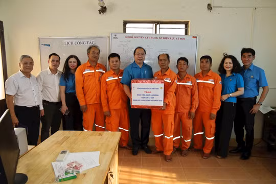 Công đoàn Điện lực Việt Nam thăm, động viên người lao động Điện lực Lý Sơn nhân Tháng Công nhân 2026