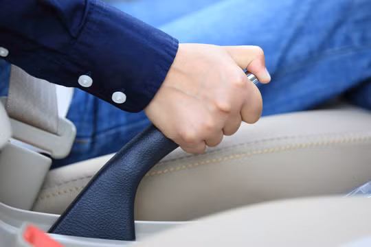 Vì sao nhiều xe mới chuyển từ phanh tay cơ sang phanh điện tử?