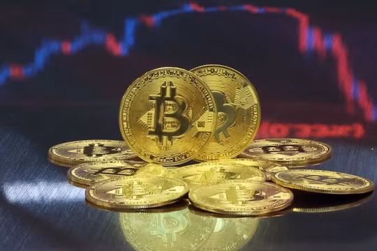 Bitcoin lùi về 63.000 USD khi “cá voi” Strategy phát tín hiệu bán ra