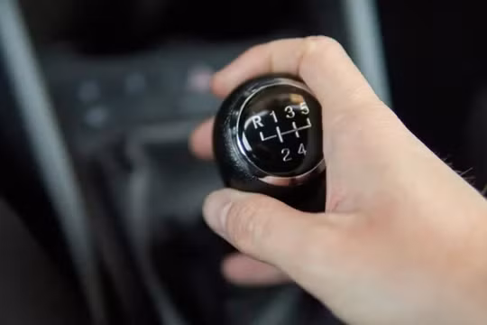 5 thói quen lái xe số sàn đang âm thầm “giết chết” hộp số của bạn