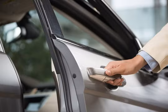 Đóng cửa ô tô mạnh có thể làm hỏng các bộ phận bên trong