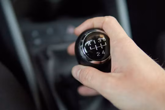 Lý do khiến việc sang số sai cách (money shift) gây hại nghiêm trọng cho xe của bạn