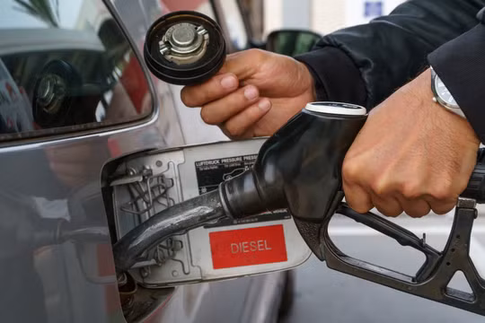 Tại sao dầu diesel thường đắt hơn xăng thường?