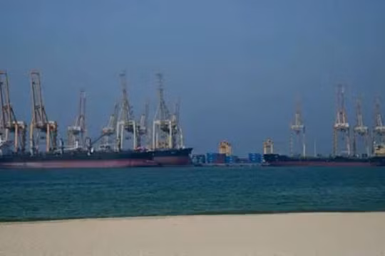Tàu chở dầu chất đầy hàng mắc kẹt tại Hormuz không rõ điểm đến
