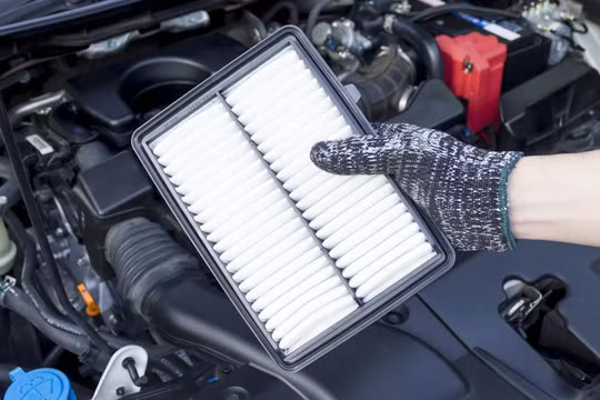 Có nên vệ sinh lọc gió ô tô hay luôn phải thay mới?