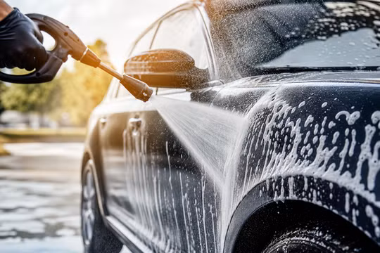 Có nên dùng nước rửa chén để vệ sinh xe bằng máy xịt áp lực?