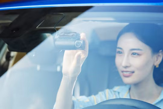 Lắp camera hành trình ngoài hãng hay chọn tích hợp sẵn: Ưu nhược điểm từng loại