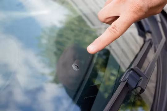 Có nên dùng keo siêu dính để sửa vết nứt trên kính lái ô tô không?