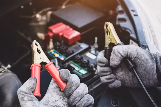 Dây câu ắc quy bốc khói và nóng bất thường: dấu hiệu cảnh báo điều gì?
