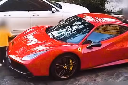 Nhóm trẻ dùng Ferrari 12 tỷ đồng làm cầu trượt, chủ xe kiện đòi bồi thường