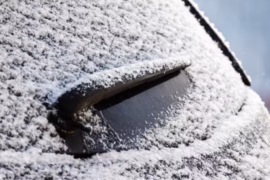Vì sao nhiều người dán túi nilon hoặc băng keo lên gạt mưa sau ô tô