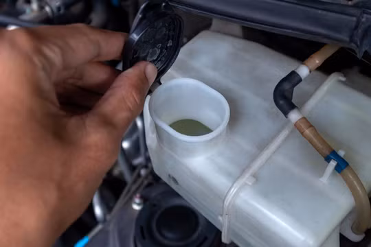 Cách xả sạch nước rửa kính ô tô đúng chuẩn