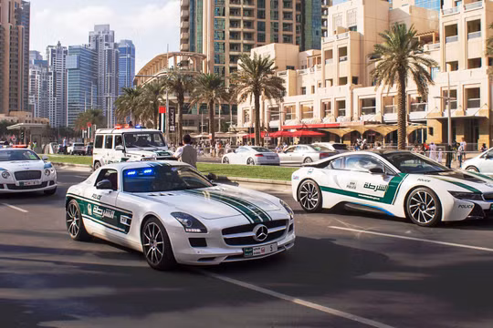 Tại sao cảnh sát Dubai dùng siêu xe Ferrari, Lamborghini?