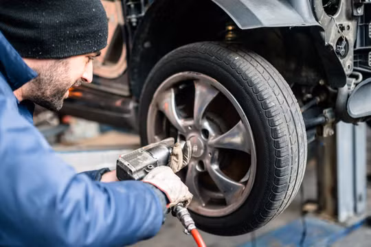 Nhiệt độ ảnh hưởng áp suất lốp, tài xế dễ lơ là nguy hiểm