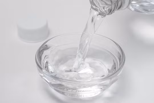 Dùng giấm trắng để lau kính chắn gió ô tô: Chuyên gia cảnh báo rủi ro