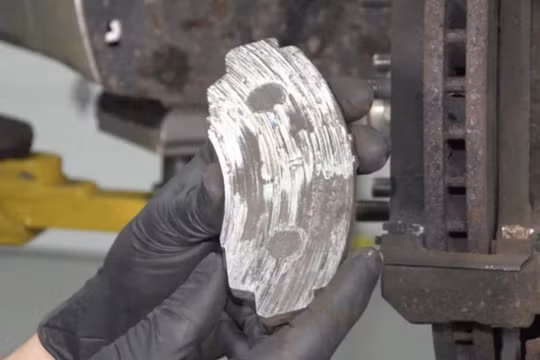 Không rà phanh đúng cách có thể gây hậu quả gì cho xe?