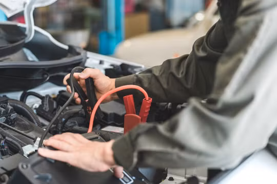 Kiểm tra điều này trước khi câu bình ắc quy xe đời mới để tránh nổ bình và cháy ECU