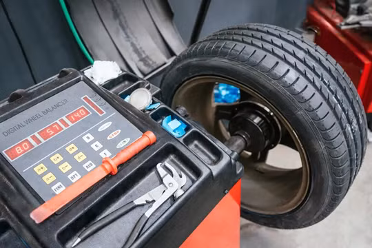 Cân bằng lốp và căn chỉnh thước lái khác nhau ra sao, khi nào cần làm?