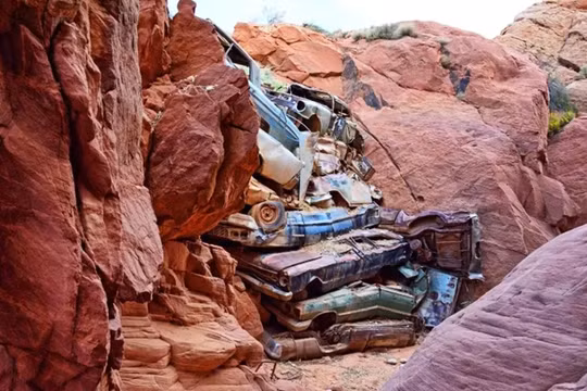 Bí ẩn hàng chục xe cổ bị chất đống như củi trong một hẻm núi ở Utah