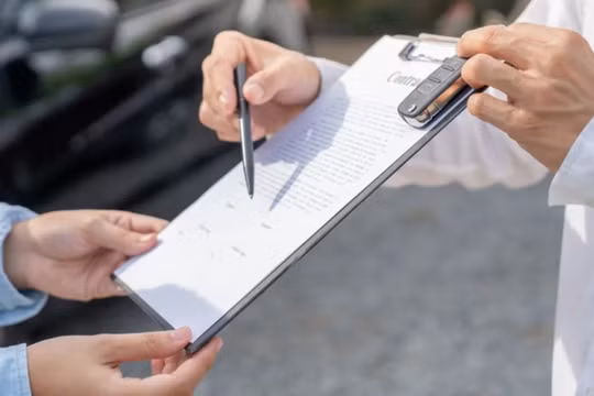 Người đàn ông khiếm thị kiện đại lý ô tô vì bị ký hợp đồng giá cao hơn thỏa thuận và thay đổi nội dung