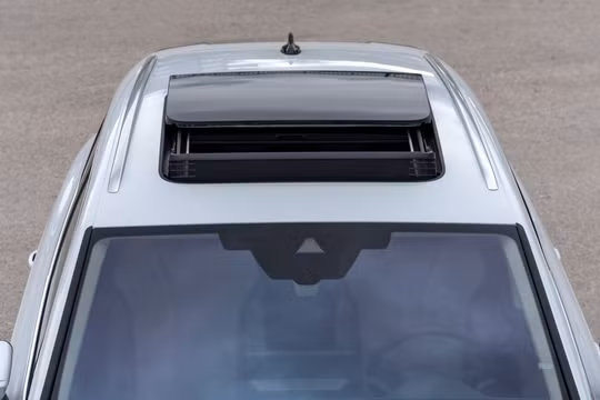 Nhiều xe ô tô bị vỡ cửa sổ trời mà không rõ nguyên nhân