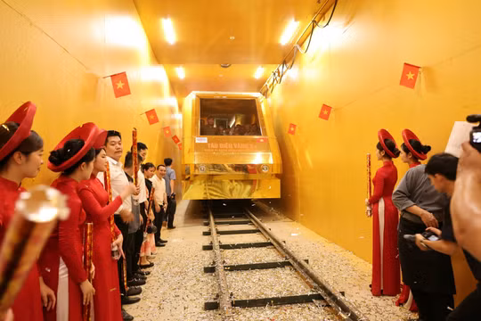 Đại gia "Đường bia" kiến nghị làm tàu dát vàng chạy tuyến Metro Văn Cao - Hòa lạc 