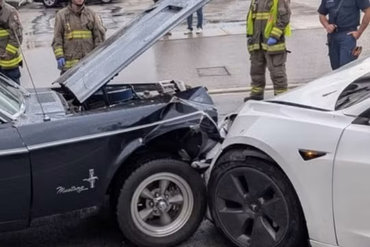Tài xế Tesla bị truy tố sau cú đâm trực diện phá hủy chiếc Mustang 1968
