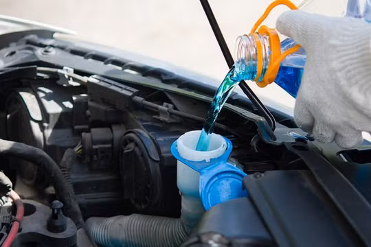 Tự pha nước rửa kính ô tô chỉ trong vài phút
