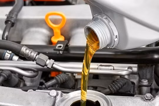 Thói quen lái xe phổ biến ảnh hưởng đến thời gian thay dầu động cơ