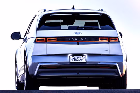 Hyundai và Kia yêu cầu chủ xe EV đỗ xa nhà vì nguy cơ cháy nổ