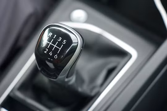 Vì sao không thể dùng lẫn dầu hộp số sàn và số tự động?