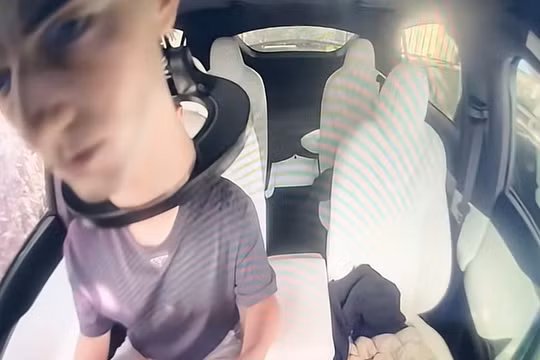 Đầu búp bê giá 10 USD được dùng để qua mặt camera giám sát người lái.