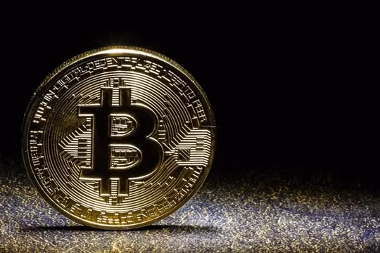 Giá Bitcoin đột ngột giảm mạnh xuống dưới 77.000 USD