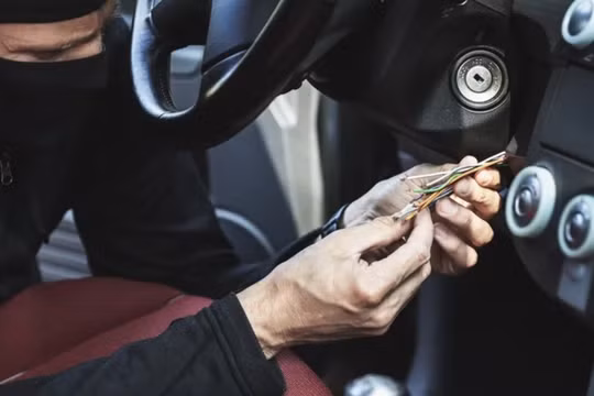 Xe hiện đại còn có thể “đấu nóng” để trộm như phim không?